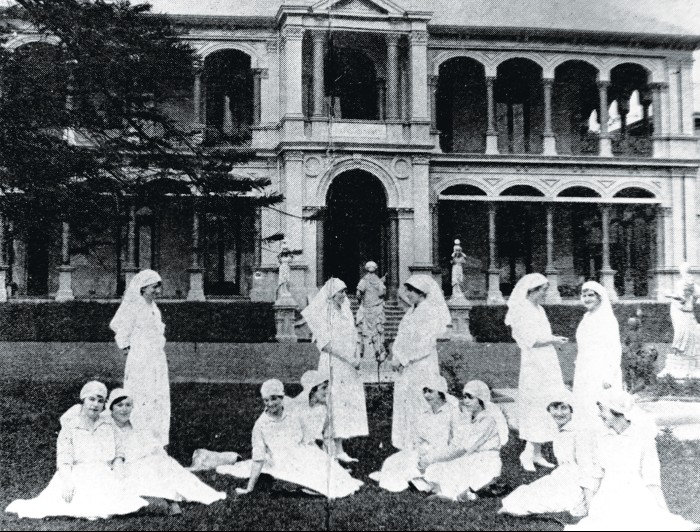 First graduating nurses at the WMH in 1925 
